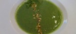 Crema d'espinacs frescos amb trossets de fruits secs torrats